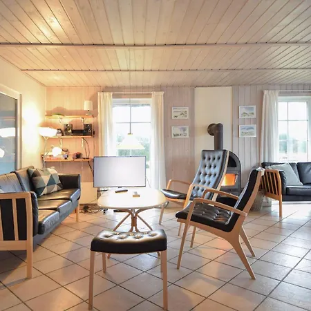 Casa de Férias Beautiful Home In Blavand With Sauna Blåvand